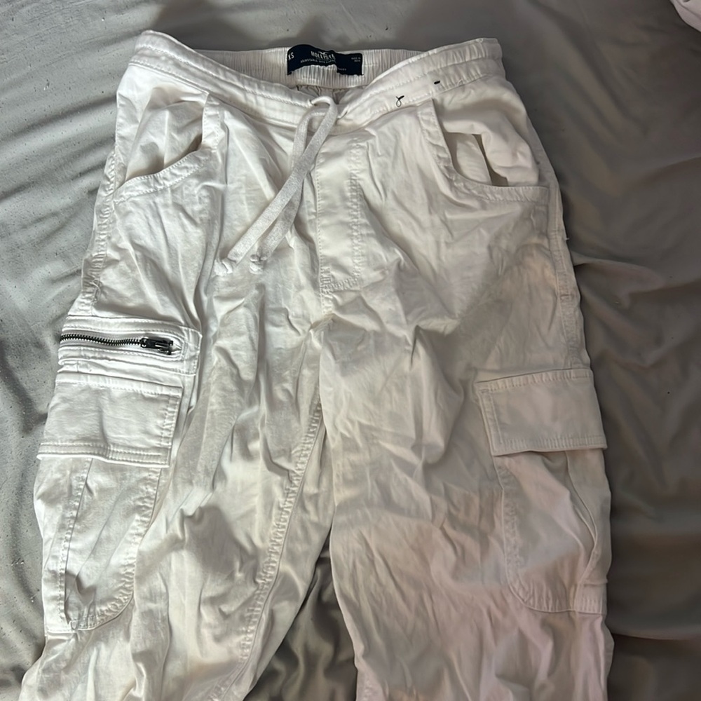 HOLLISTER CARGO PANTS, SIZE XS , COLOR;WHITE